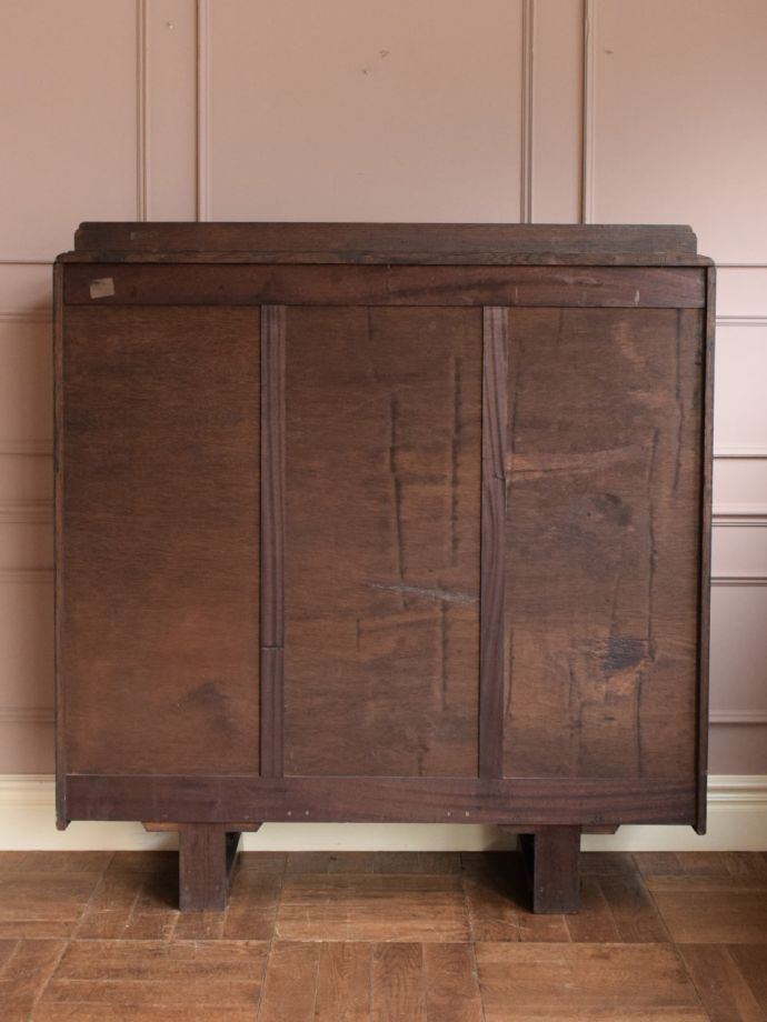 キャビネットの後ろ姿