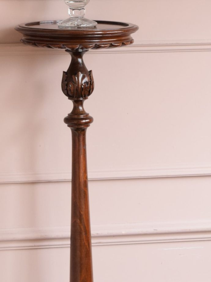 英国のアンティーク家具らしいデザイン