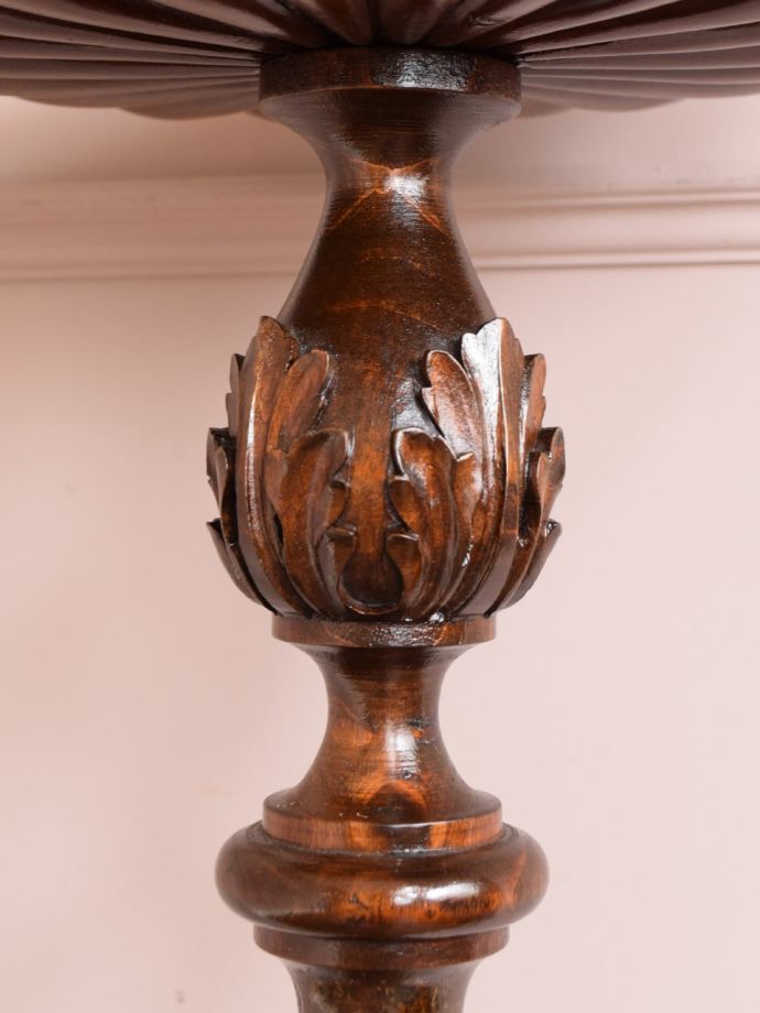 英国アンティーク家具らしい装飾