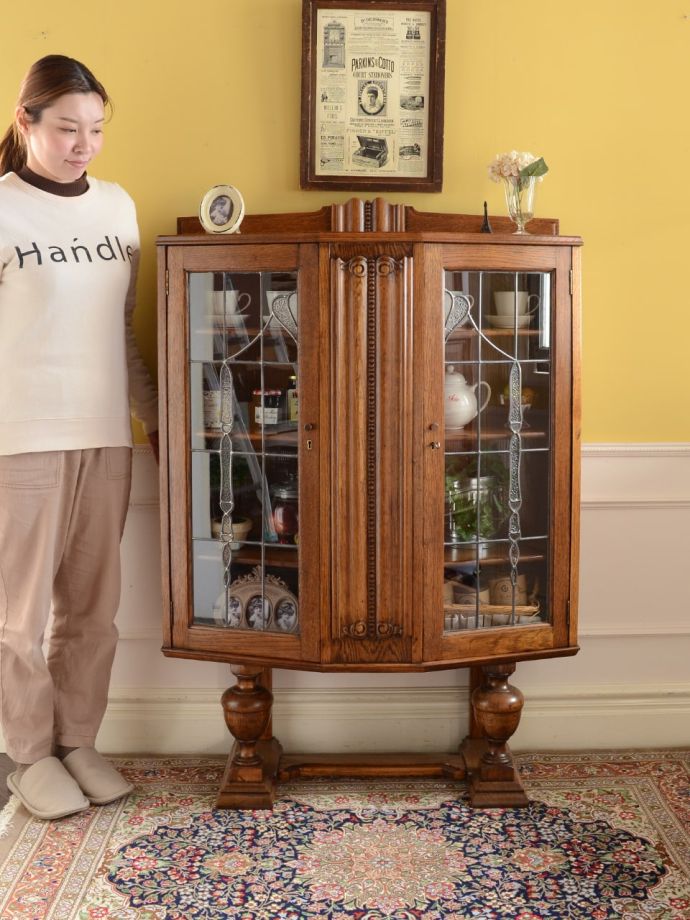 英国アンティークのキャビネット