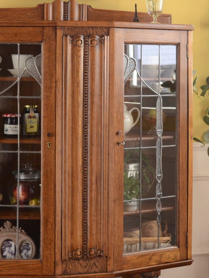 ステンドグラスの扉が美しいキャビネット