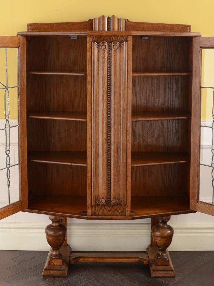 キャビネットの扉の中