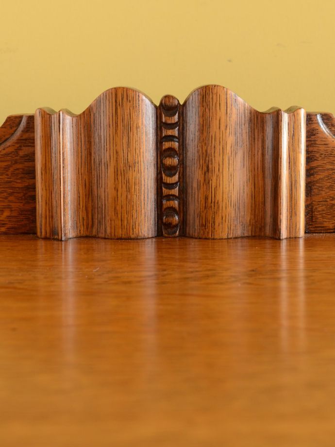 キャビネットの華やかな装飾