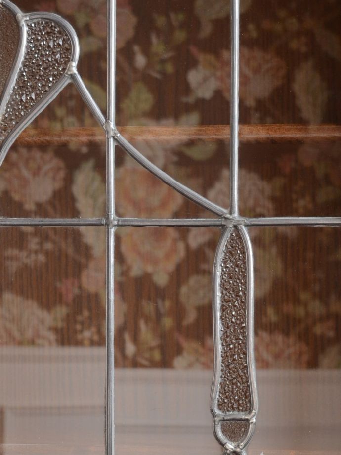 キャビネットの美しいガラス扉