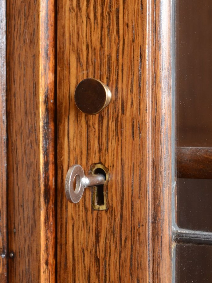 アンティーク家具の取っ手と鍵