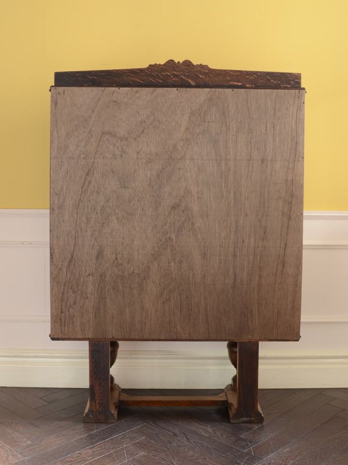 キャビネットの後ろ姿