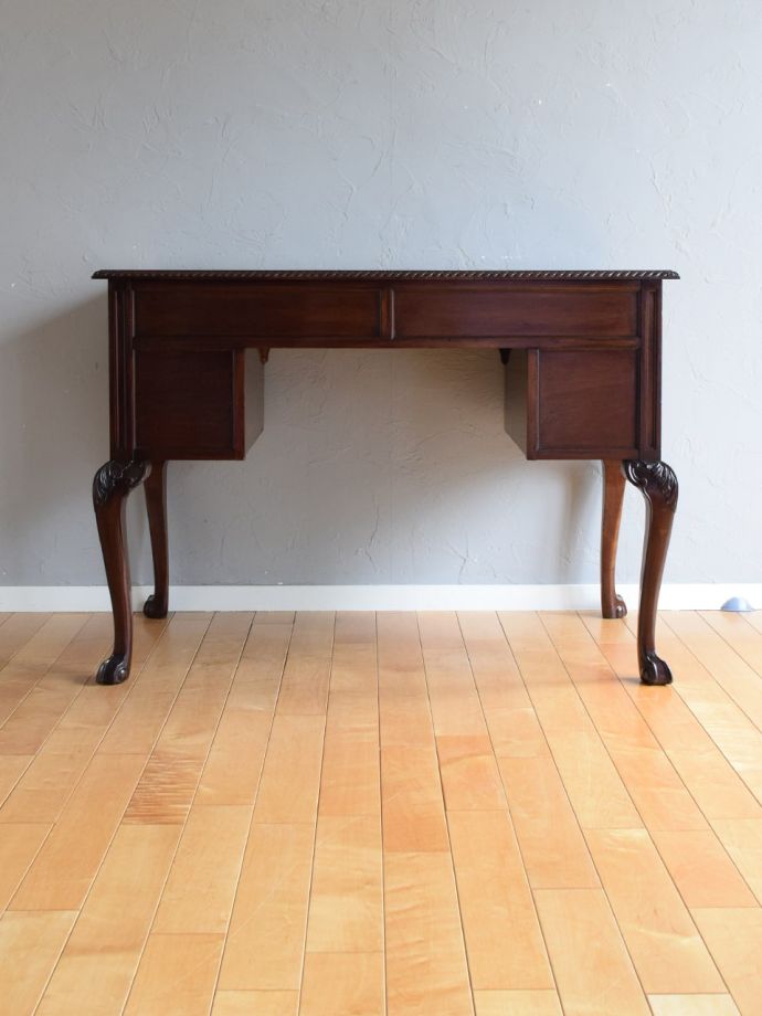 アンティークデスクの後ろ姿