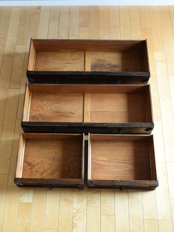 アンティークチェストの引き出しの中