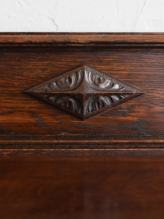 アンティークチェストの彫