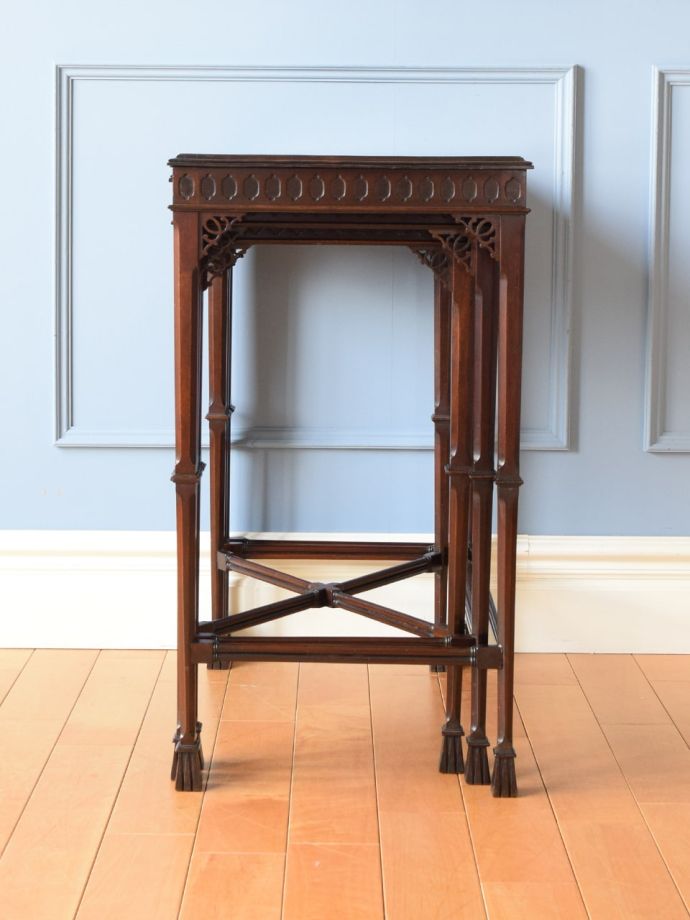 ネストテーブルの横顔