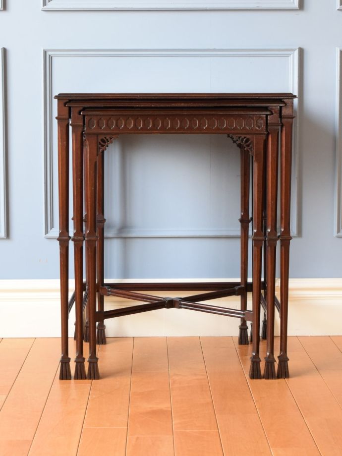 アンティークのネストテーブル