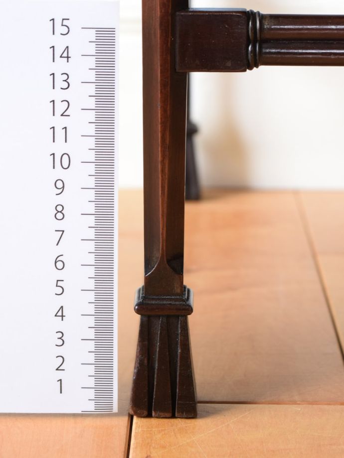 アンティークテーブルの脚