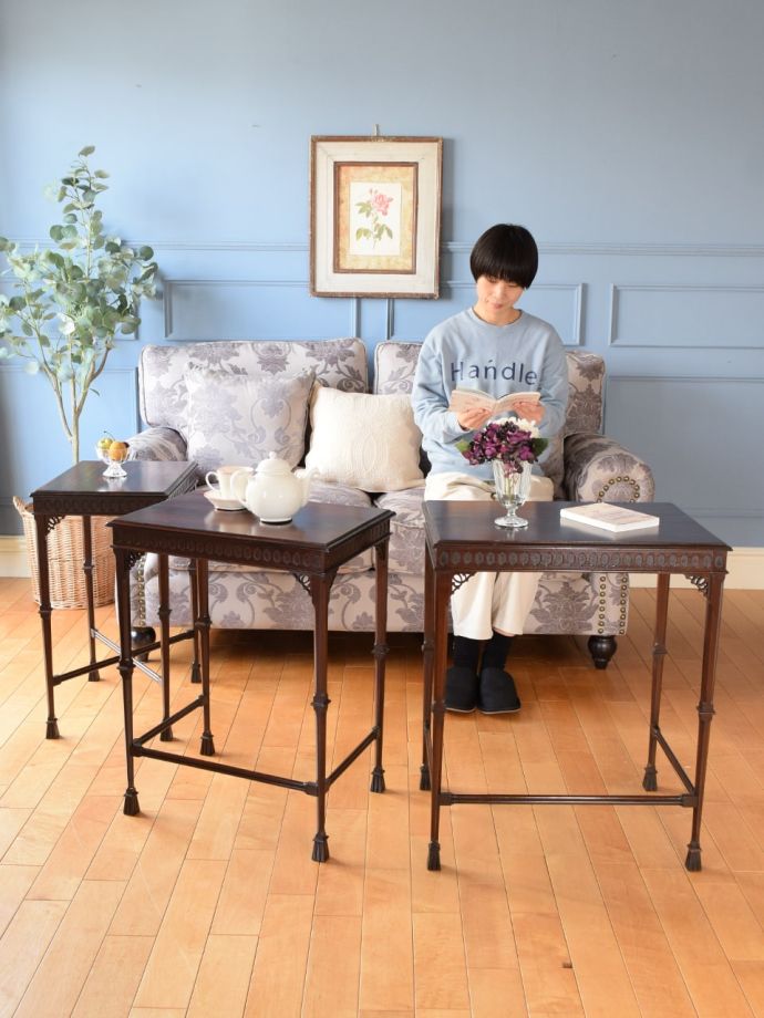 アンティークのネストテーブル