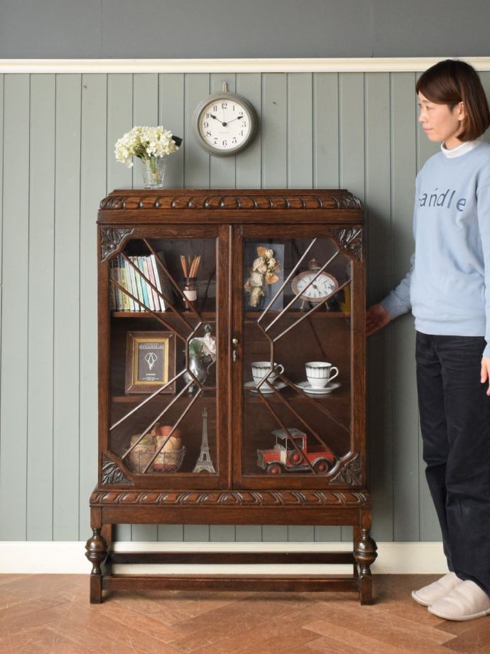 英国アンティークのキャビネット