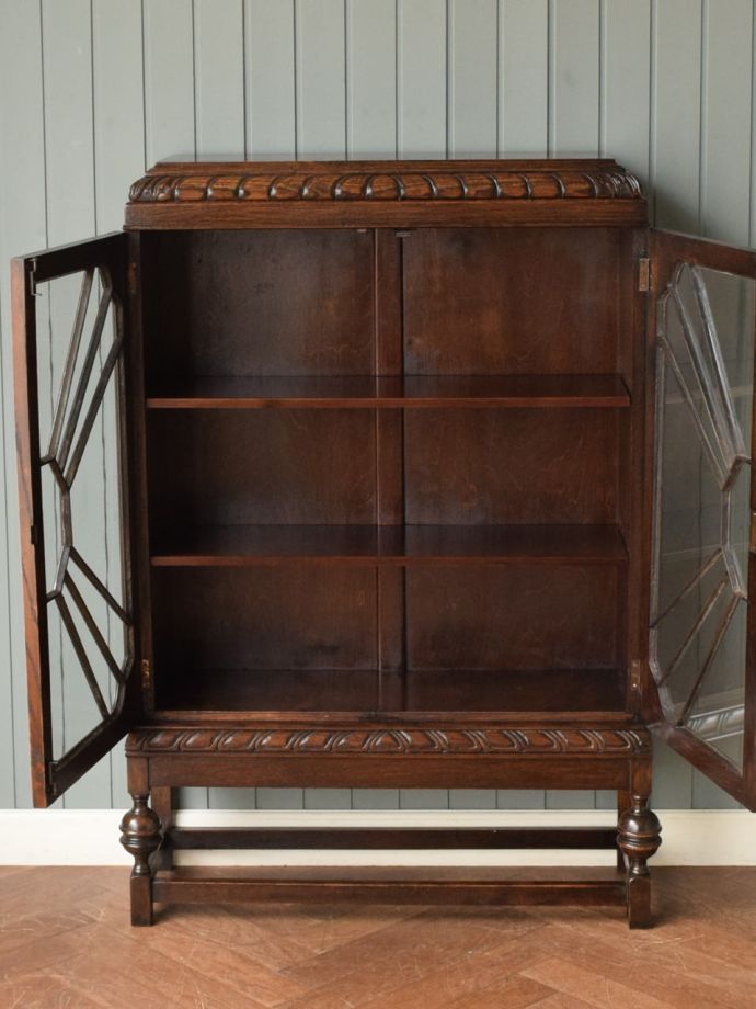 キャビネットの扉の中