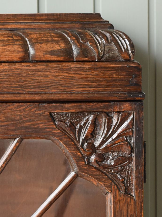 アンティーク家具らしい装飾