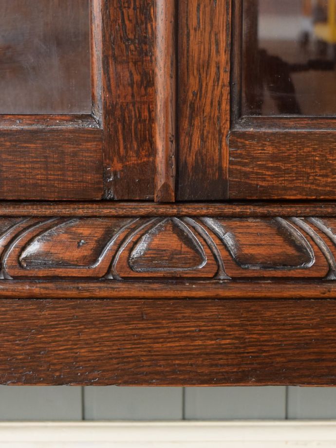 キャビネットの華やかな装飾