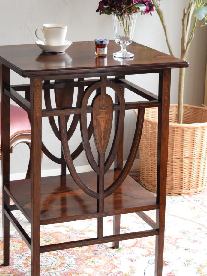 英国のアンティーク家具らしいデザイン