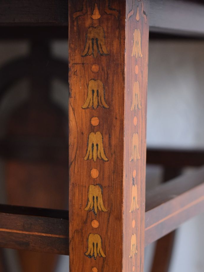 英国アンティーク家具らしい装飾