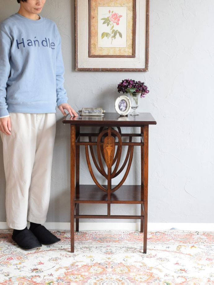 美しいアンティークのテーブル