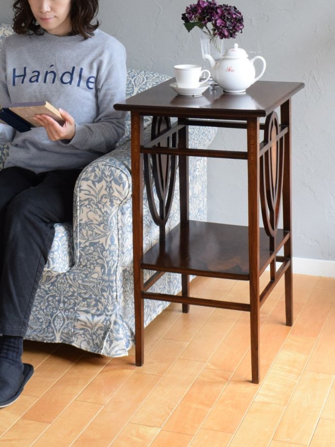 アンティークのオケージョナルテーブル