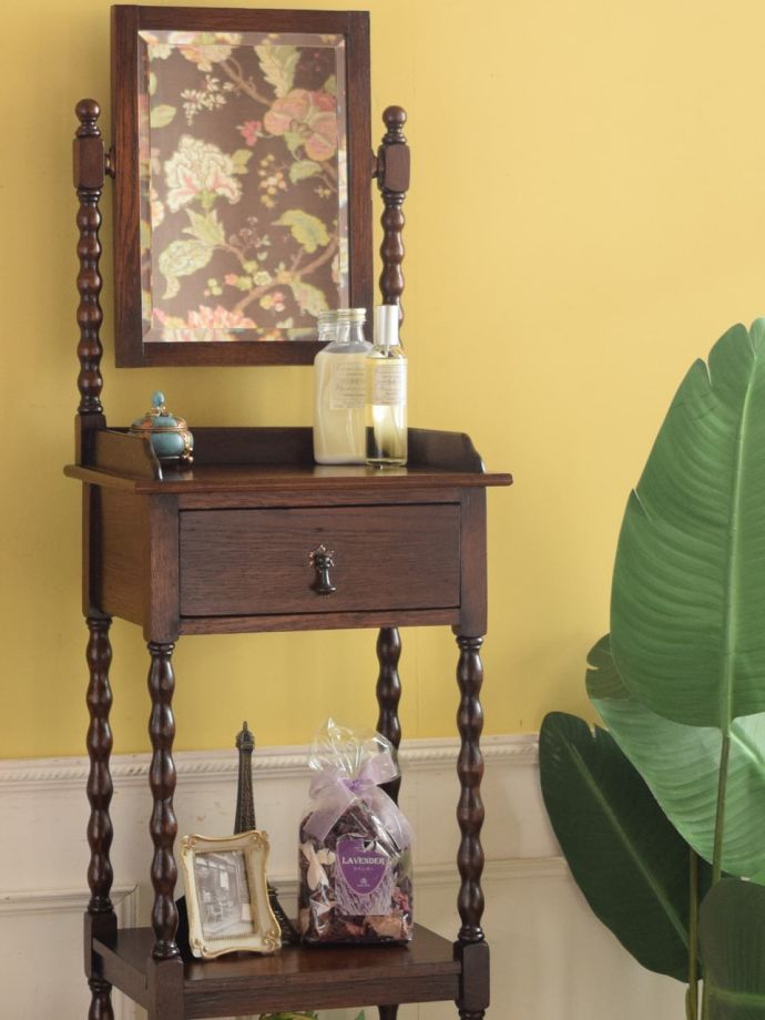 シェービングキャビネットの美しい杢目