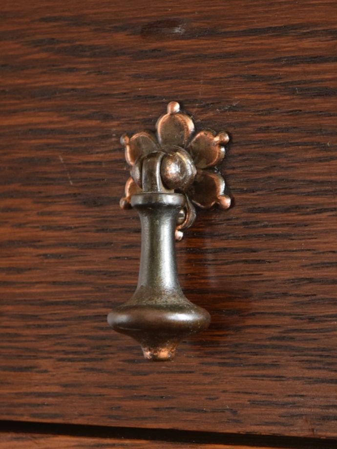 シェービングキャビネットのおしゃれな取っ手