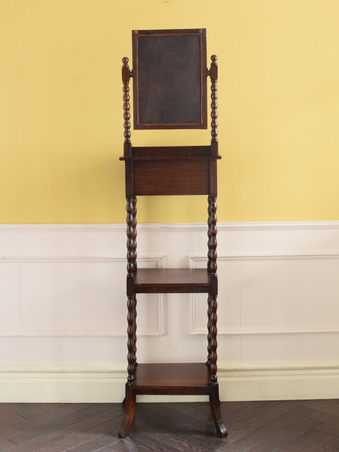 シェービングキャビネットの後ろ姿