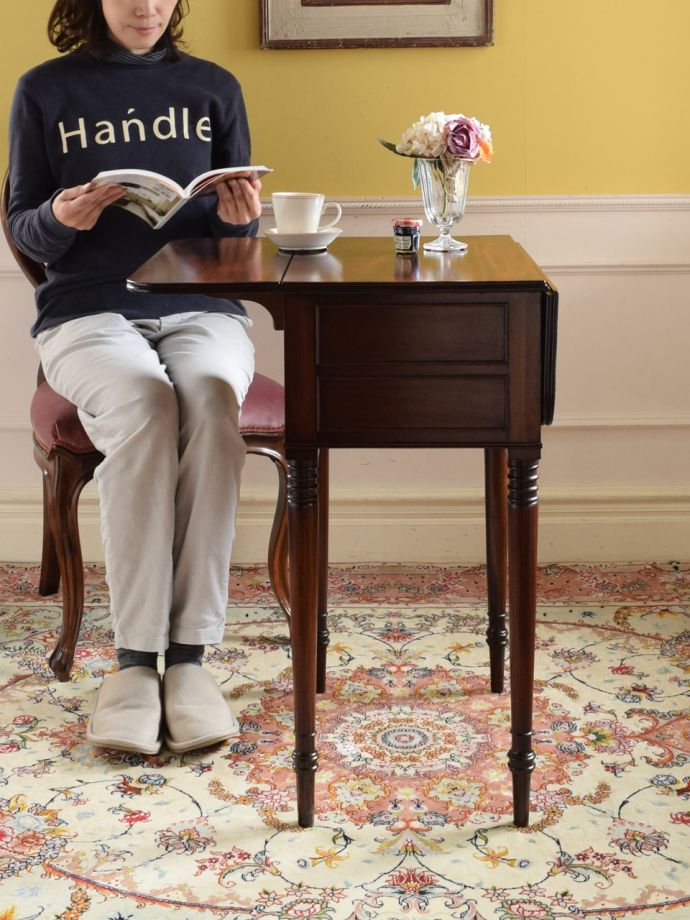 アンティークの折り畳み式テーブル