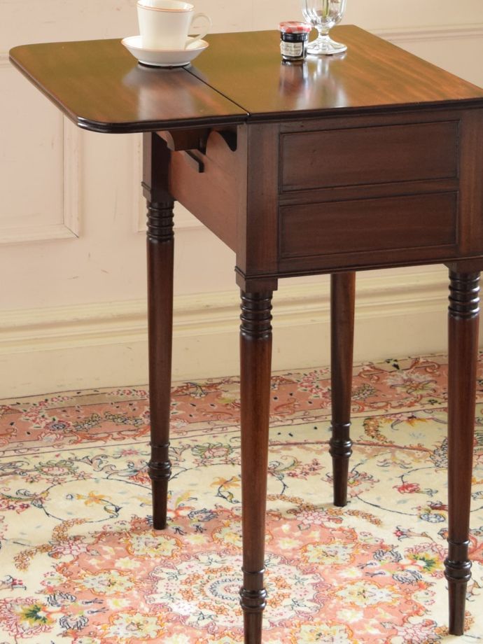 伸長式のおしゃれなアンティークテーブル