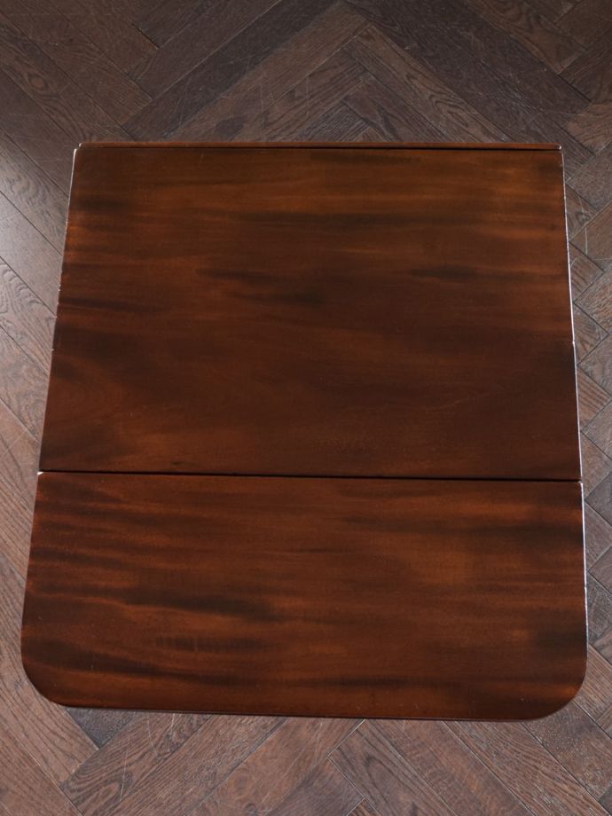 天板を広げた折り畳みテーブル