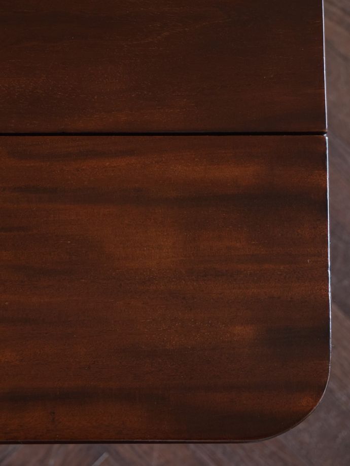 アンティークテーブルらしい木目