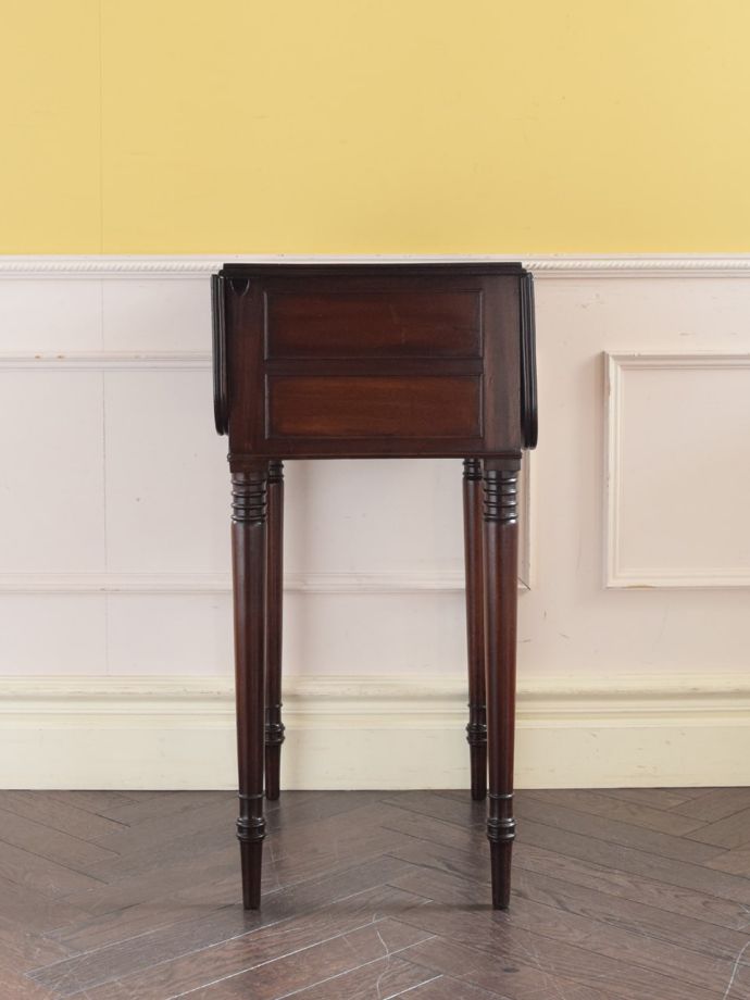 折り畳み式テーブルの側面