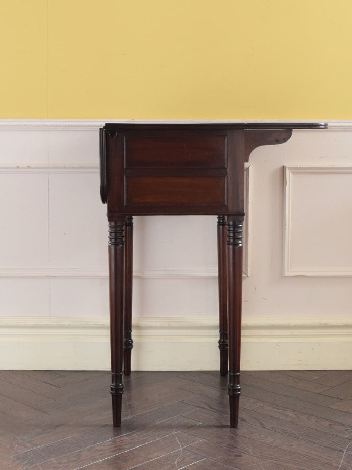 片足を開いた折り畳みテーブル