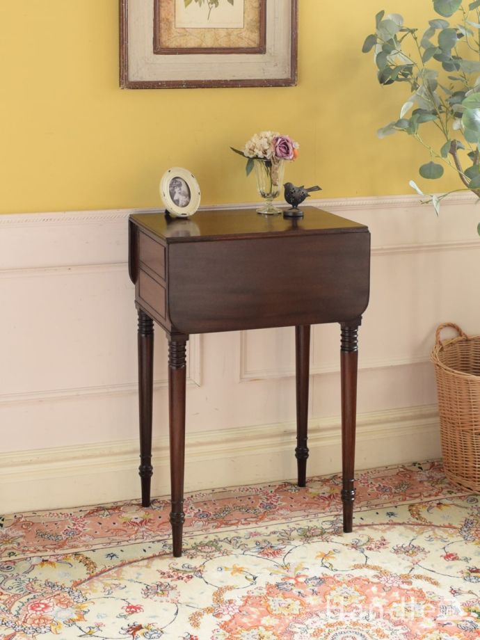 飾り棚としても使えるテーブル