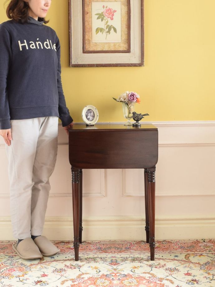 コンソールテーブルとしても使えるアンティーク家具