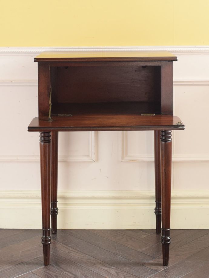 キャビネットの扉の中