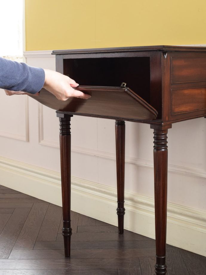 フラップ扉がついた家具