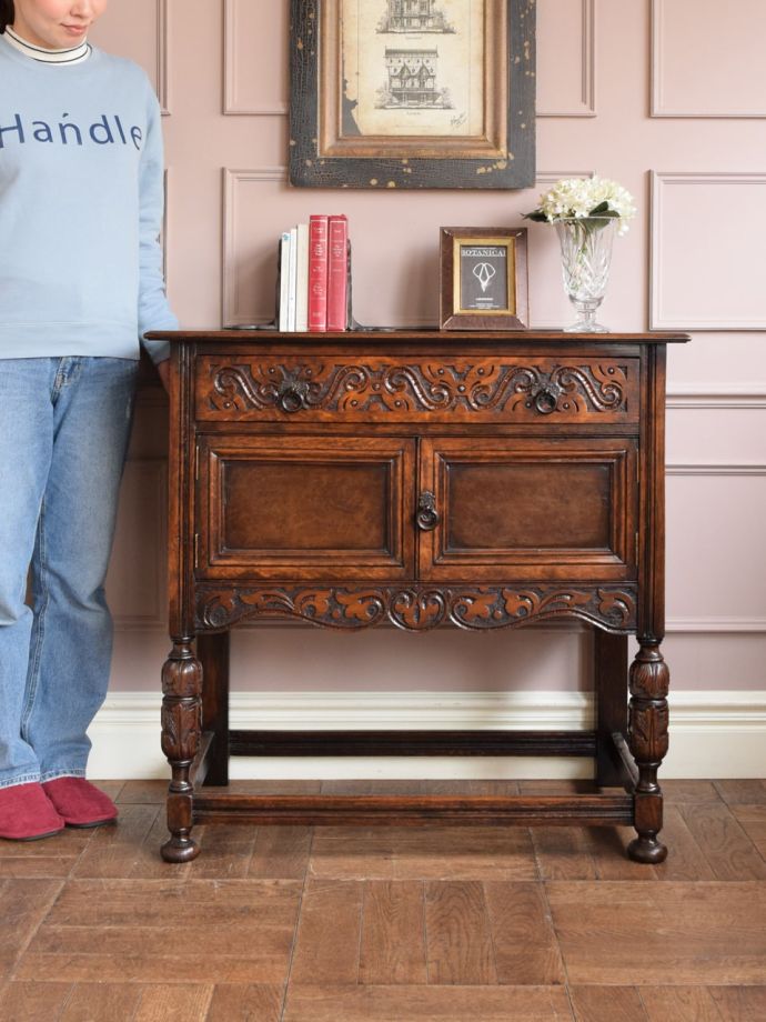 英国アンティークのサイドボード