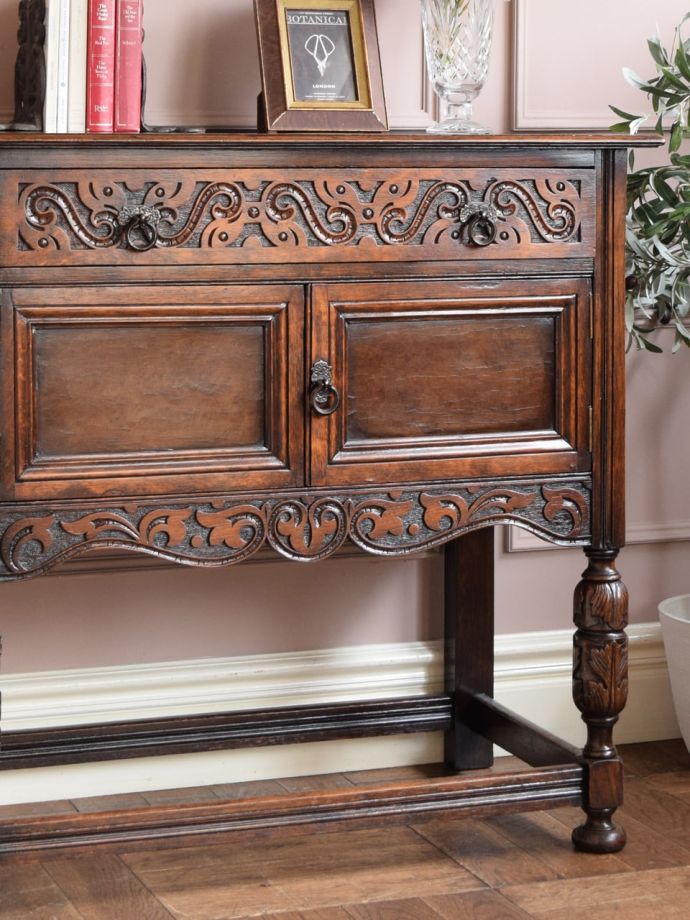 アンティーク家具らしさが漂う装飾