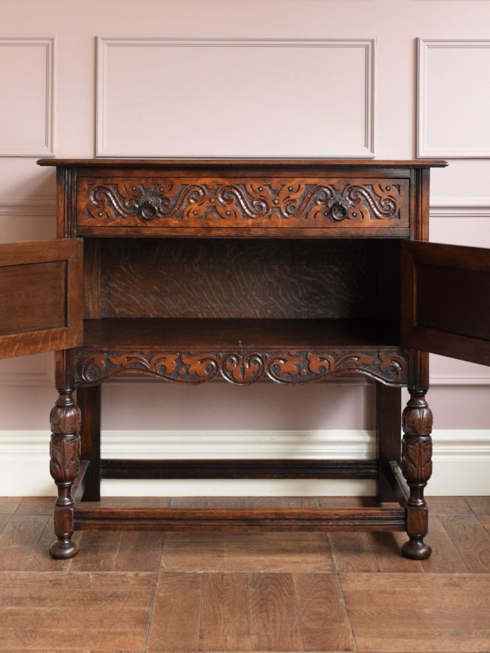 サイドボードの扉の中