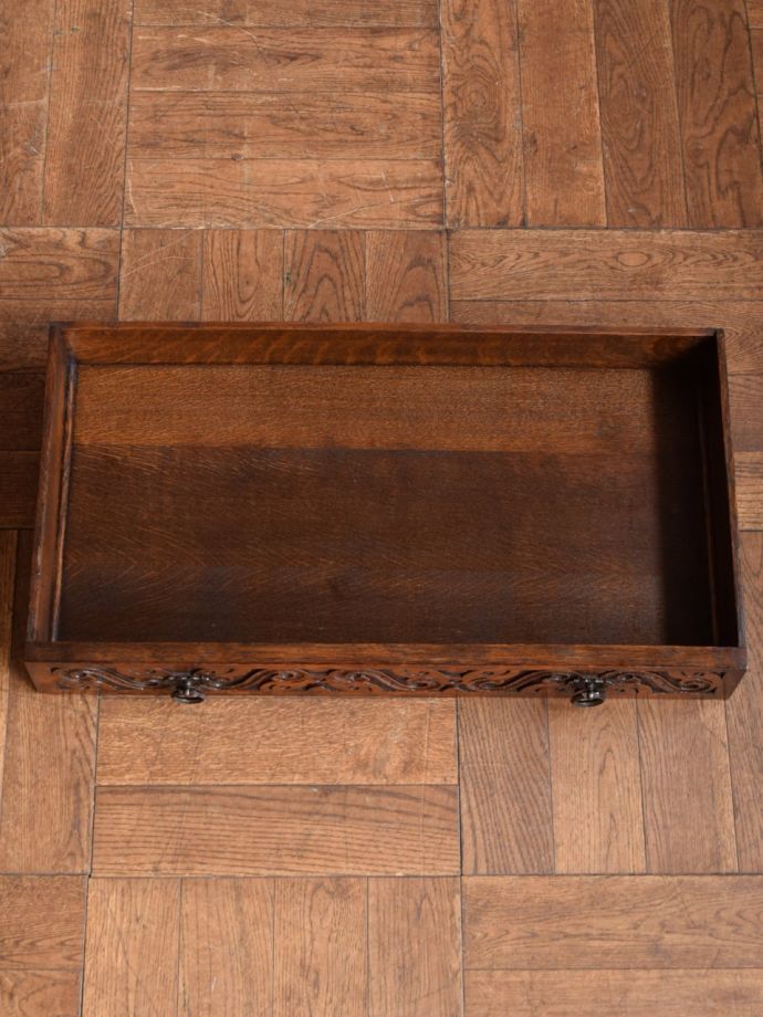 サイドボードの引き出しの中