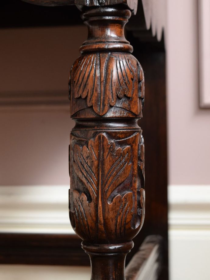 英国アンティーク家具らしい彫