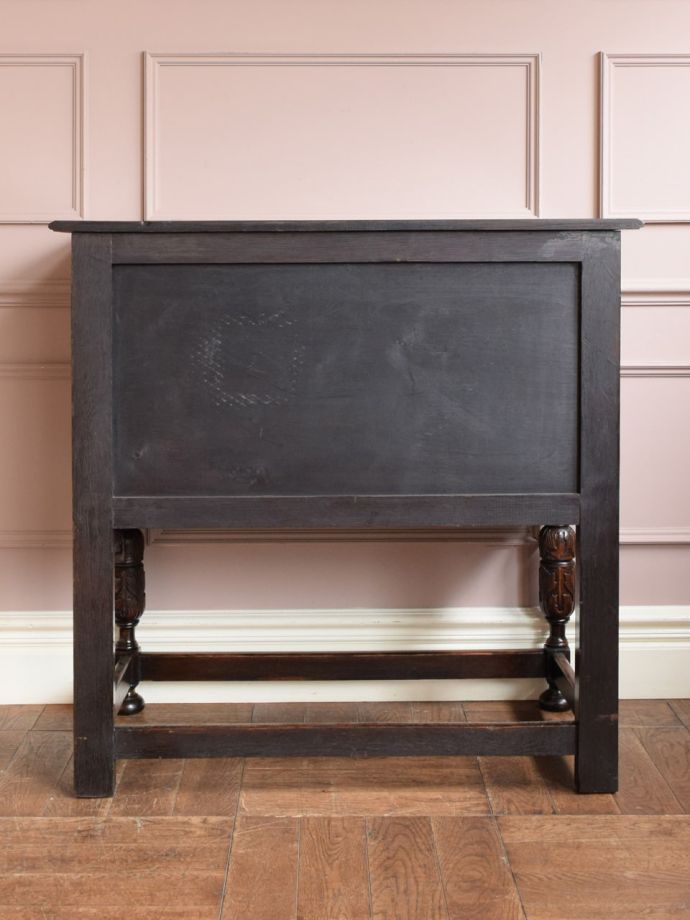 サイドボードの後ろ姿