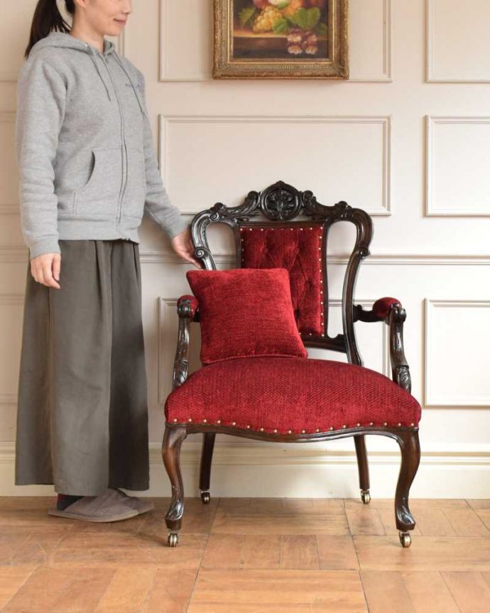 アンティーク チェア 気品たっぷりの英国で見つけたアンティークナーシングチェア(アーム付き)。赤ちゃんとお母さんのために作られた椅子授乳のためだけに造られたナーシングチェア。(q-333-c)