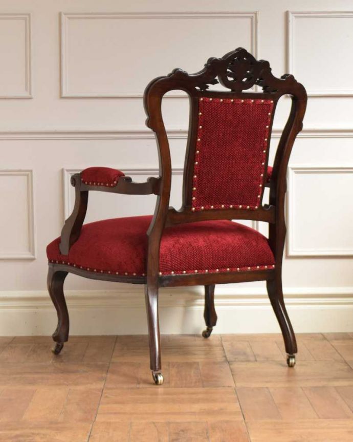 アンティーク チェア 気品たっぷりの英国で見つけたアンティークナーシングチェア(アーム付き)。後ろ姿も上品です並べた時に後ろから見ることも多い椅子。(q-333-c)