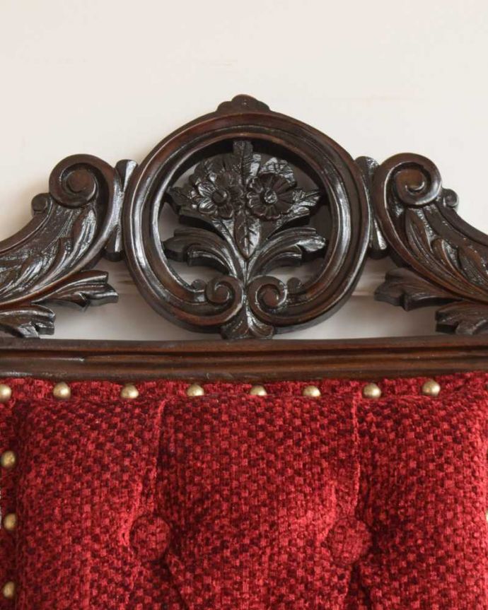 アンティーク チェア 気品たっぷりの英国で見つけたアンティークナーシングチェア(アーム付き)。イギリスらしい美しい彫やっぱり一番の特長は彫の美しさ。(q-333-c)