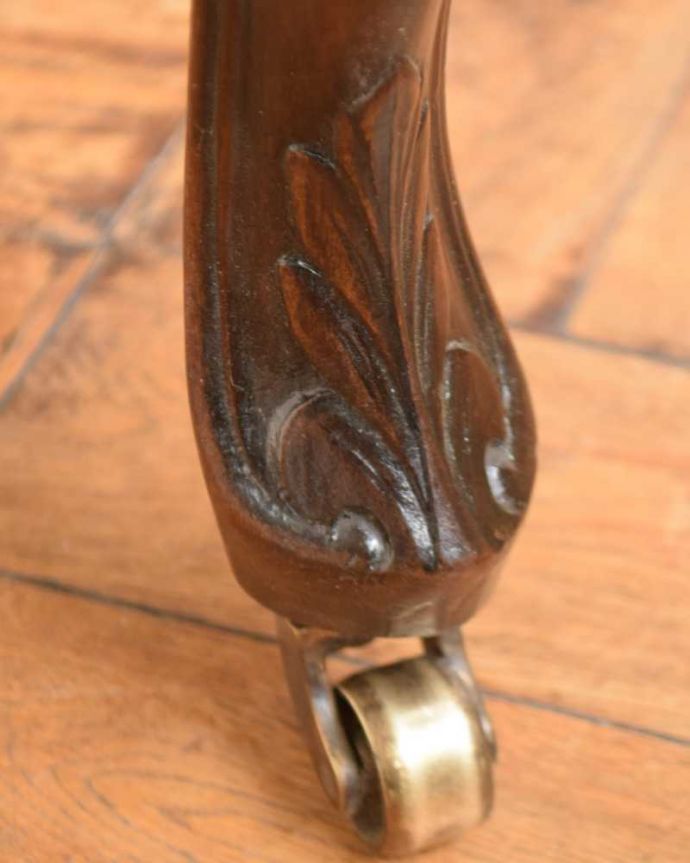 アンティーク チェア 気品たっぷりの英国で見つけたアンティークナーシングチェア(アーム付き)。うっとりするほど細かい細工まだ機械の発達していない時代に、手作業で作られた細かい細工。(q-333-c)