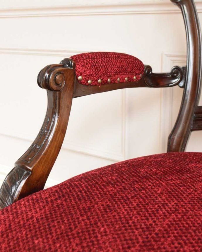 アンティーク チェア 気品たっぷりの英国で見つけたアンティークナーシングチェア(アーム付き)。アーム部分にも注目肘を掛けておけるアームチェアは座ったときにやっぱりラク。(q-333-c)