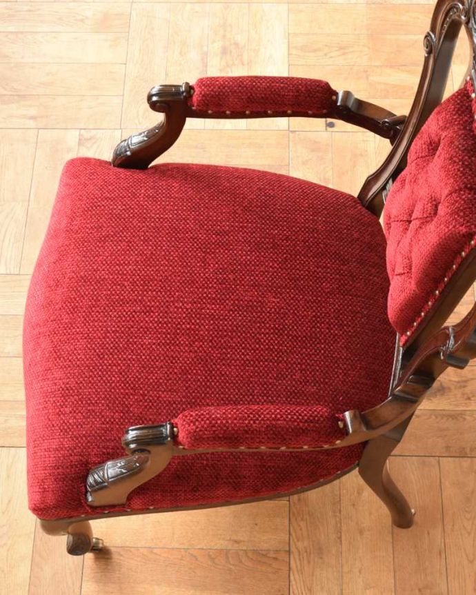 アンティーク チェア 気品たっぷりの英国で見つけたアンティークナーシングチェア(アーム付き)。大切な自分だけの時間にナーシングチェアは座面がゆったりと広め。(q-333-c)